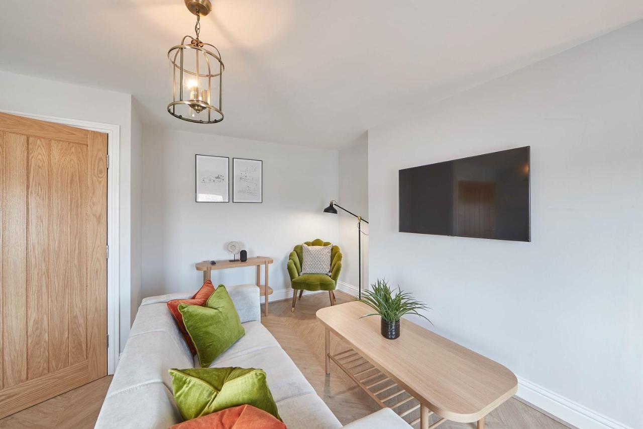 Host & - Heights Apartment